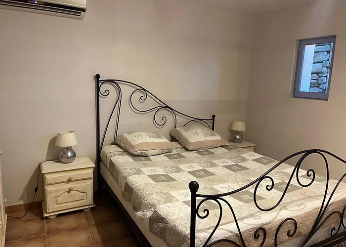 Chambre Cigale climatisée avec cuisine, Au Bonheur